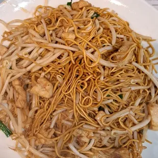 a plate of noodles on a table