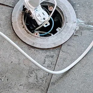 Janky floor outlet