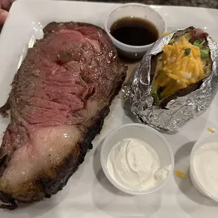 Prime rib 16 oz with baked potatoe
