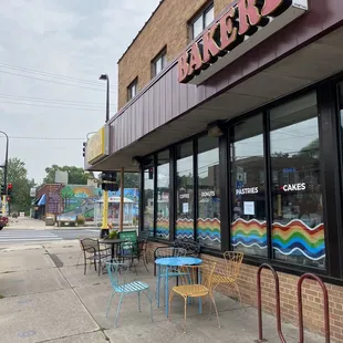 the outside of a bakery
