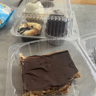 Peanut bar and cupcake assortment (cheesecake, bumpy cake and Caramel cupcake)