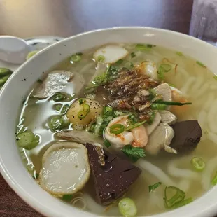 Banh canh: thick rice noodles