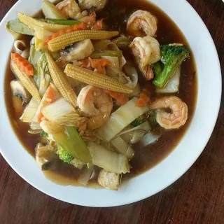 32. Pho Ap Chao Bo, Heo, Tom, Hoac Ga (Pan Fried Pho Noodles)