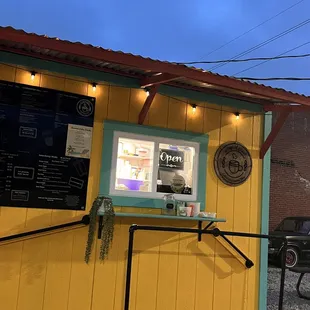 the outside of a restaurant