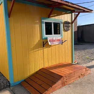 a small yellow building