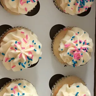 Gender reveal cupcakes. Exactly what we were looking for and delicious!