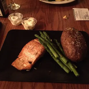 a piece of salmon and asparagus
