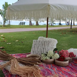 A beautiful set up on Magic Island for a private lei po'o session. Visit www.adaywithakalei.com to learn how to create lei!