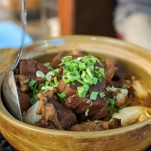 Braised beef on rice noodle clay pot