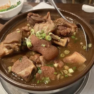 Pork Hock Stone Pot with Bean Curd Sauce