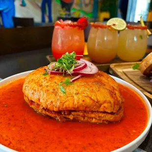 Birria Pambaso bañado con una salsa roja.