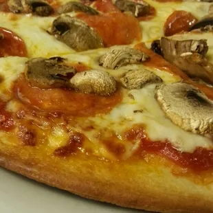 4 cut pizza with mushroom &amp; pepperoni