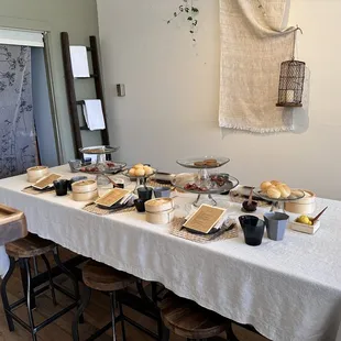 Table for 6, still plating items