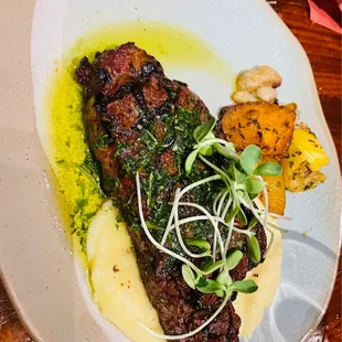 Steak with mash potatoes and veggies