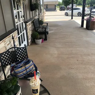 A Latté Love Coffee House: Outside Patio