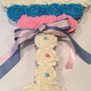 Lynn, created this rattle. She is so easy to work with.  The selection of cakes and filling are amazing.  I will order from her again.