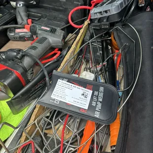 Jump starts , air delivery , 
lockouts car,trucks,simi's &amp; homes