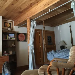 Very cozy lodge. Great patio. Everything was clean. You can smell the cleanliness on the sheets and towels. Great whirlpool tub.