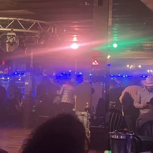 Banda y tuba al otro lado del antro toda la hora