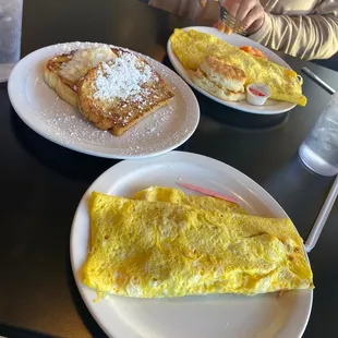 an omelet and french toast