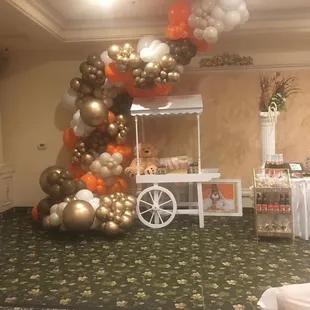 gold and white balloons garlan