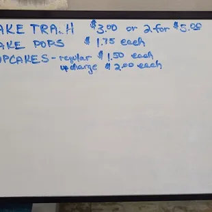 Cake Trashes (slices of cake), Cupcakes, Cookies and Cake Pops were available.