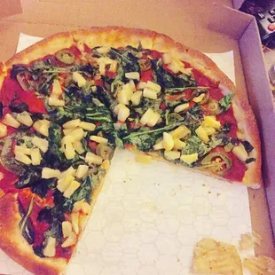 Thin crust, no cheese, pineapples, jalapeños and spinach - mmmmmmm so so good!!!