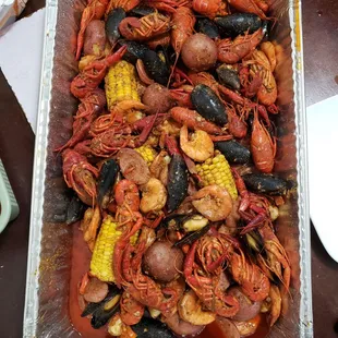 Seafood Boil in Garlic Butter Sauce || IG: @misspiggyeats