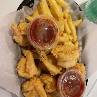Fried shrimp basket with fries