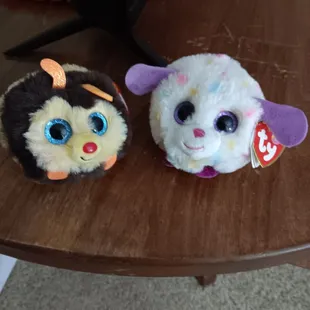 Elena brought these 2 cuties back to us from her vacation. Mom's is the white one and mine is the adorable blue-eyed busy bee. Thanks Elena.