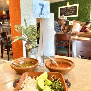 Cebolla, lemones, cilantro y salsas