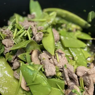 Sautéed snap peas with beef &amp; mushroom