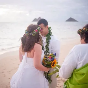 Traditional Hawaiian ceremony with Kalona. Ashley Kirner Photography all rights reserved. Lanikai O'ahu
