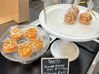 Confectioneiress Cupcakes & Sweets