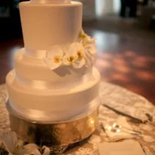Beautiful fondant cake with fresh flowers