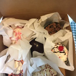 Assorted cupcakes, delish!