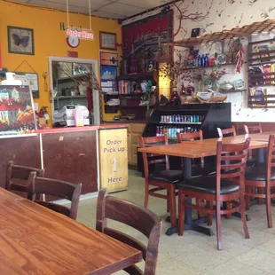 They have magazine for to browse while you wait for a friend or for your food