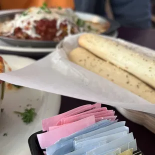 Breadsticks abundant