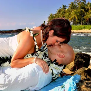 Romantic wedding photography-our photographer has over 20 years experience capturing wedding couples' special moments on Oahu