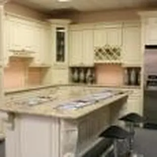 http://a1cng.com/wp-content/blogs.dir/93/files/cabinets/creme-maple-glaze-a7.jpg