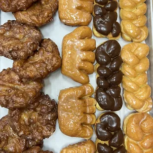 Apple Fritter
Bear Claw
Big Twist Chocolate
Big Twist glaze