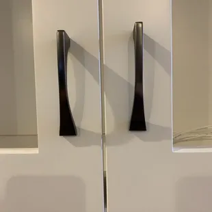 Uneven handle placement.