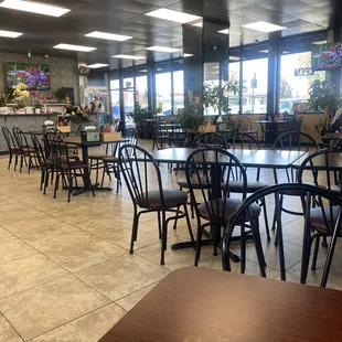 Center of dining room unoccupied.