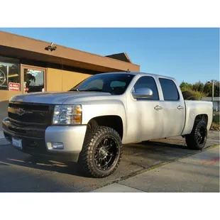 20" FUEL HOSTAGE RIMS AND MUD TERRAIN TIRES ON A CHEVY SILVERADO WITH A PRO COMP LEVELING KIT. FUEL RIMS. FUEL WHEELS. LEVELING
