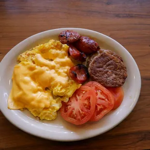 a plate of breakfast food