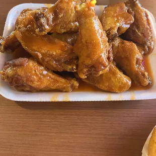 Medium hot wings (10)
