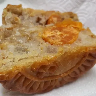 Coconut yolk mooncake