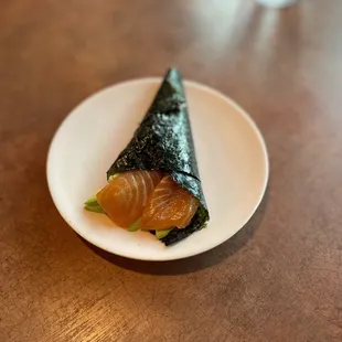 Salmon hand roll