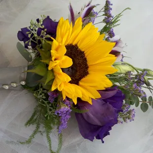 country flair        sunflowers,lissianthus...