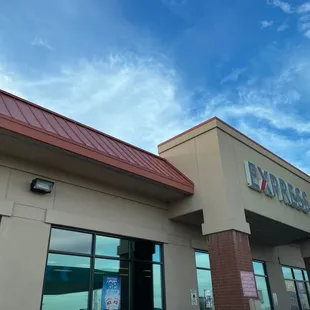 the exterior of a restaurant